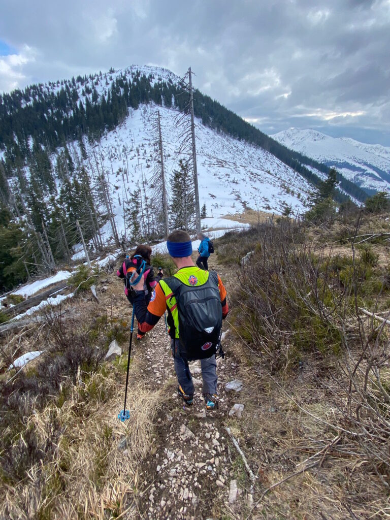 záchranár HZS sprevádza turistov po turistickom chodníku