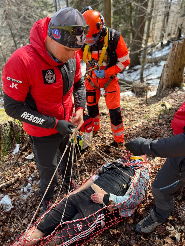 Záchranná akcia vo Veľkej Fatre príprava na transport
