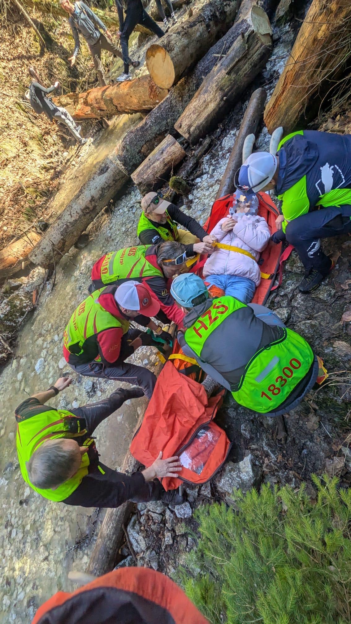 Záchranári ošetrujú poranenú nohu