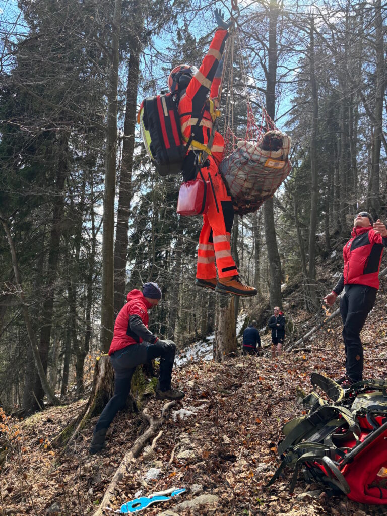 Záchranná akcia vo Veľkej Fatre príprava na transport, evakuacia