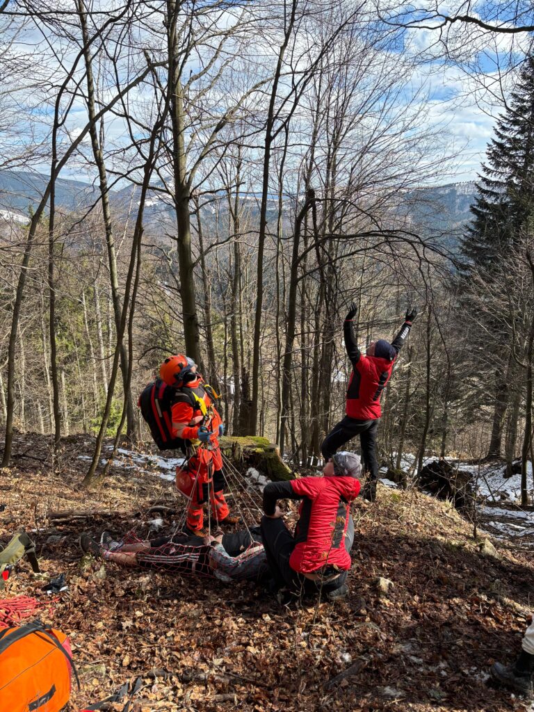Záchranná akcia vo Veľkej Fatre príprava na transport v tréne