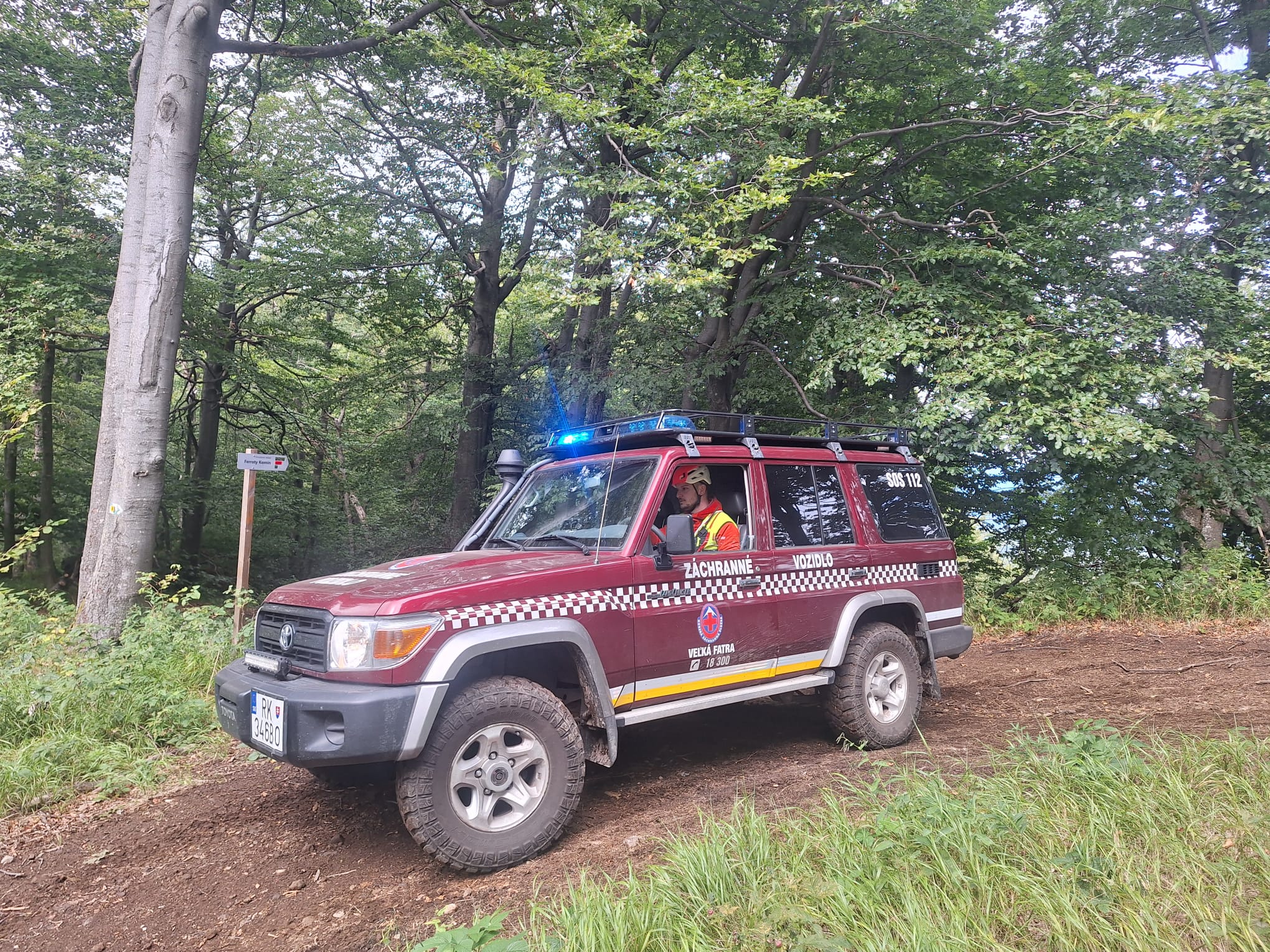 terénne vozidlo HZS so záchranárom na lesnej ceste