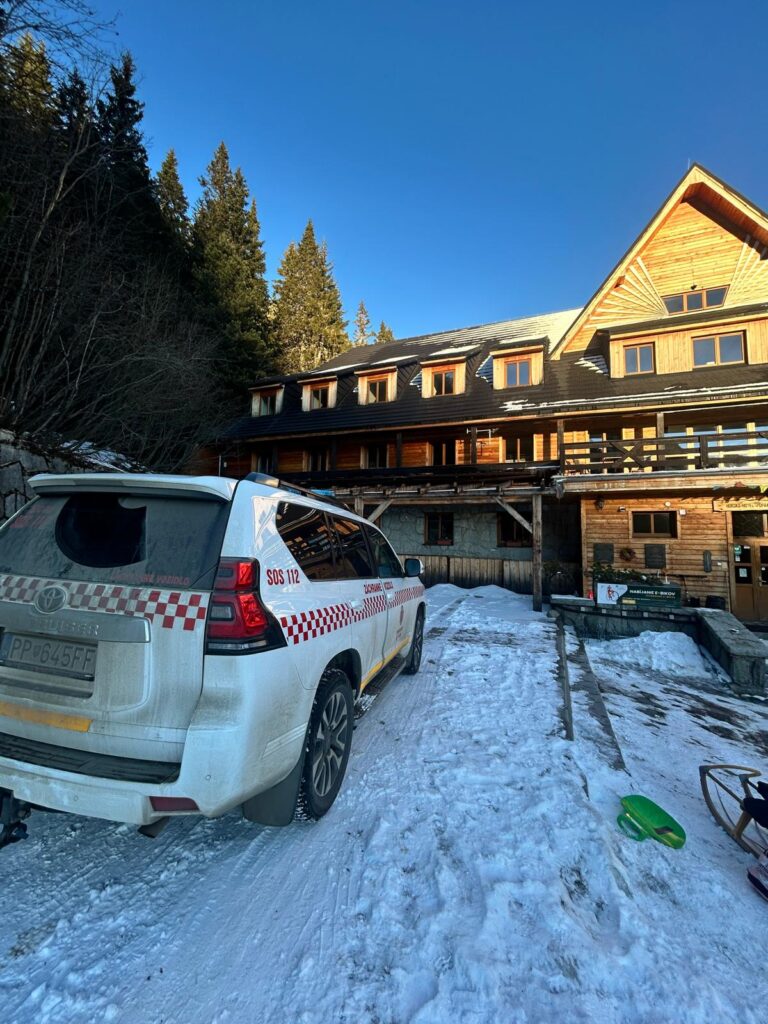 Záchranné vozidlo HZS pred Horským hotelom Popradské pleso