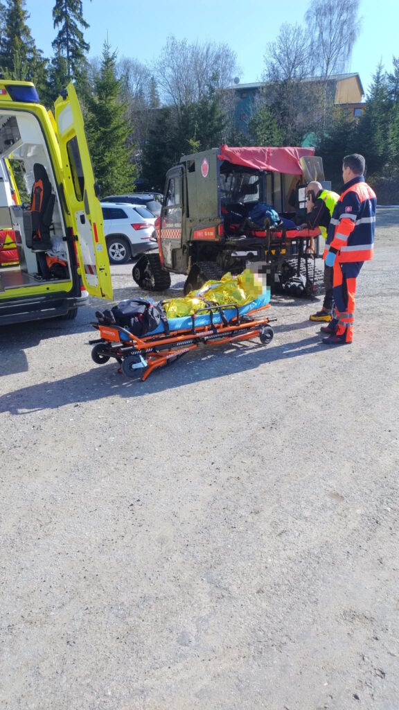 Horskí záchranár pri odovzdávaní pacienta RZP