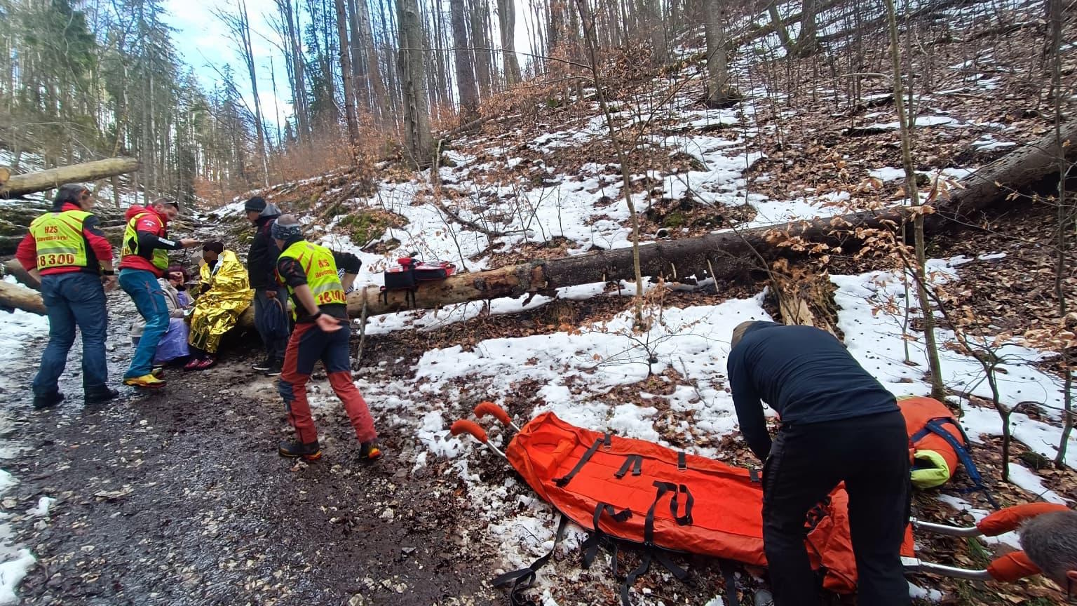 záchranári ošetrujúci pacientku v Suchej Belej