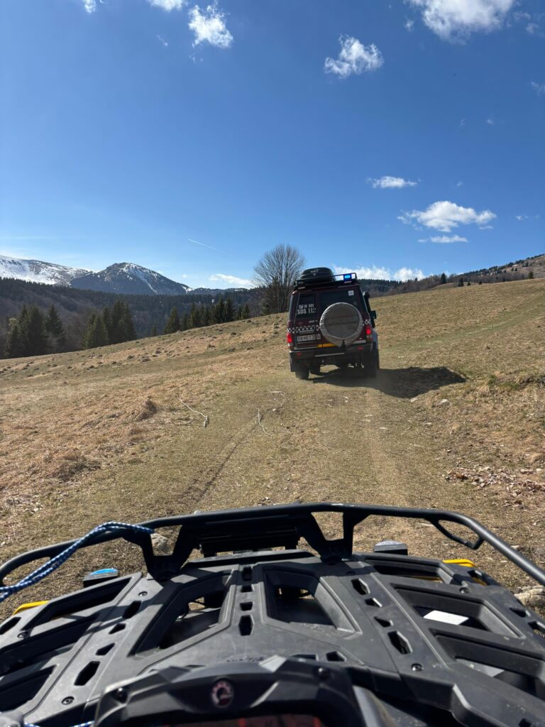 terénne vozidlo HZS na lúke vo Veľkej Fatre