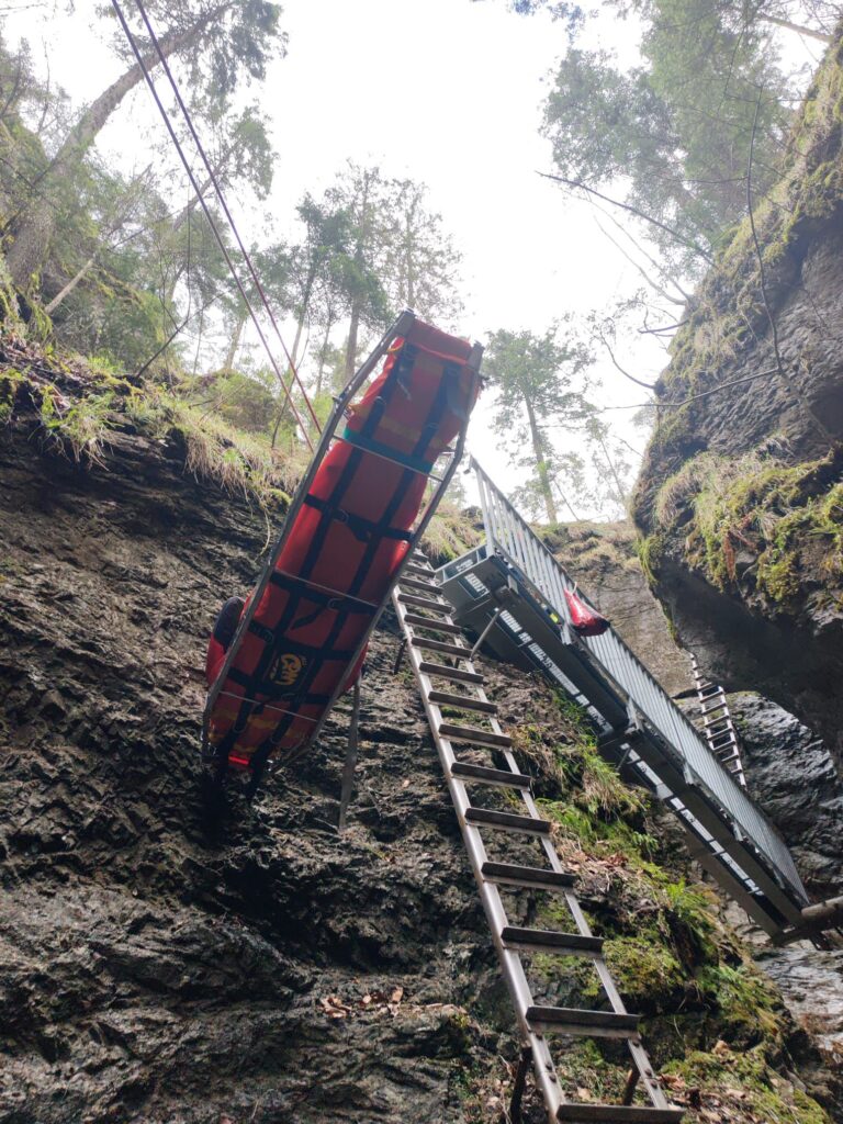 cvičenie transportu pacienta za pomoci lanovej techniky v Slovenskom raji