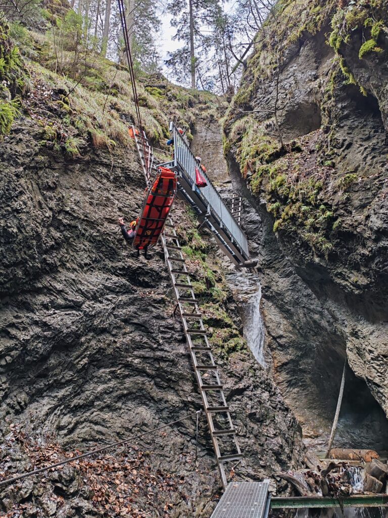 cvičenie transportu pacienta za pomoci lanovej techniky v Slovenskom raji