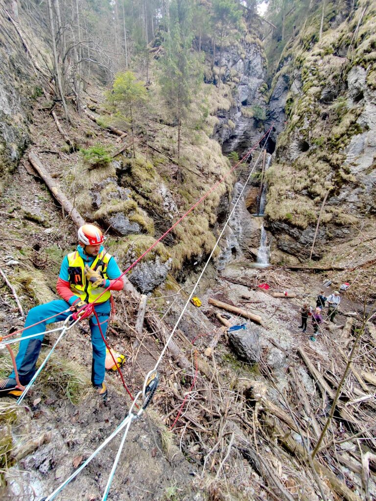 horský záchranár v rokline Slovenského raja