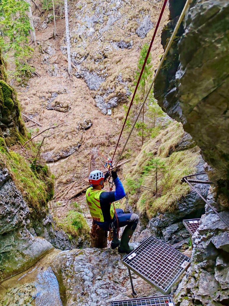 horský záchranár v rokline Slovenského raja