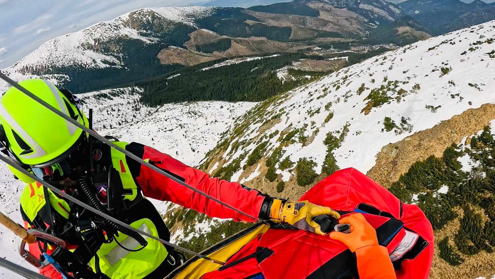 letecký transport pacienta so záchranárom HZS