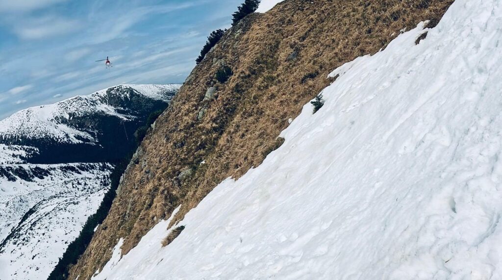prílet vrtuľníka VZZS do Dievčenského žľabu v Nízkych Tatrách