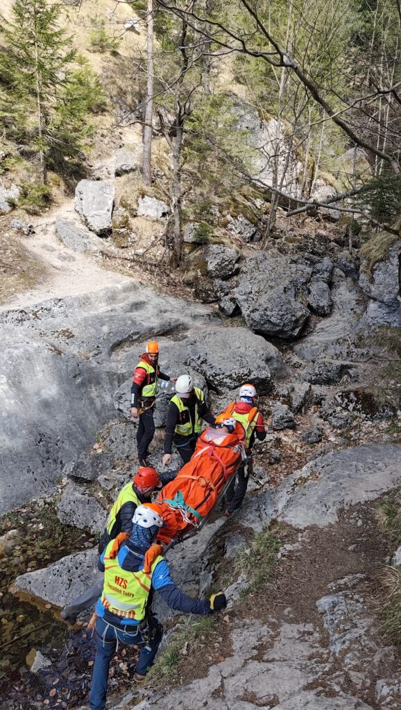 záchranári HZS s pacientom na nosidlách - transport Prosieckou dolinou 