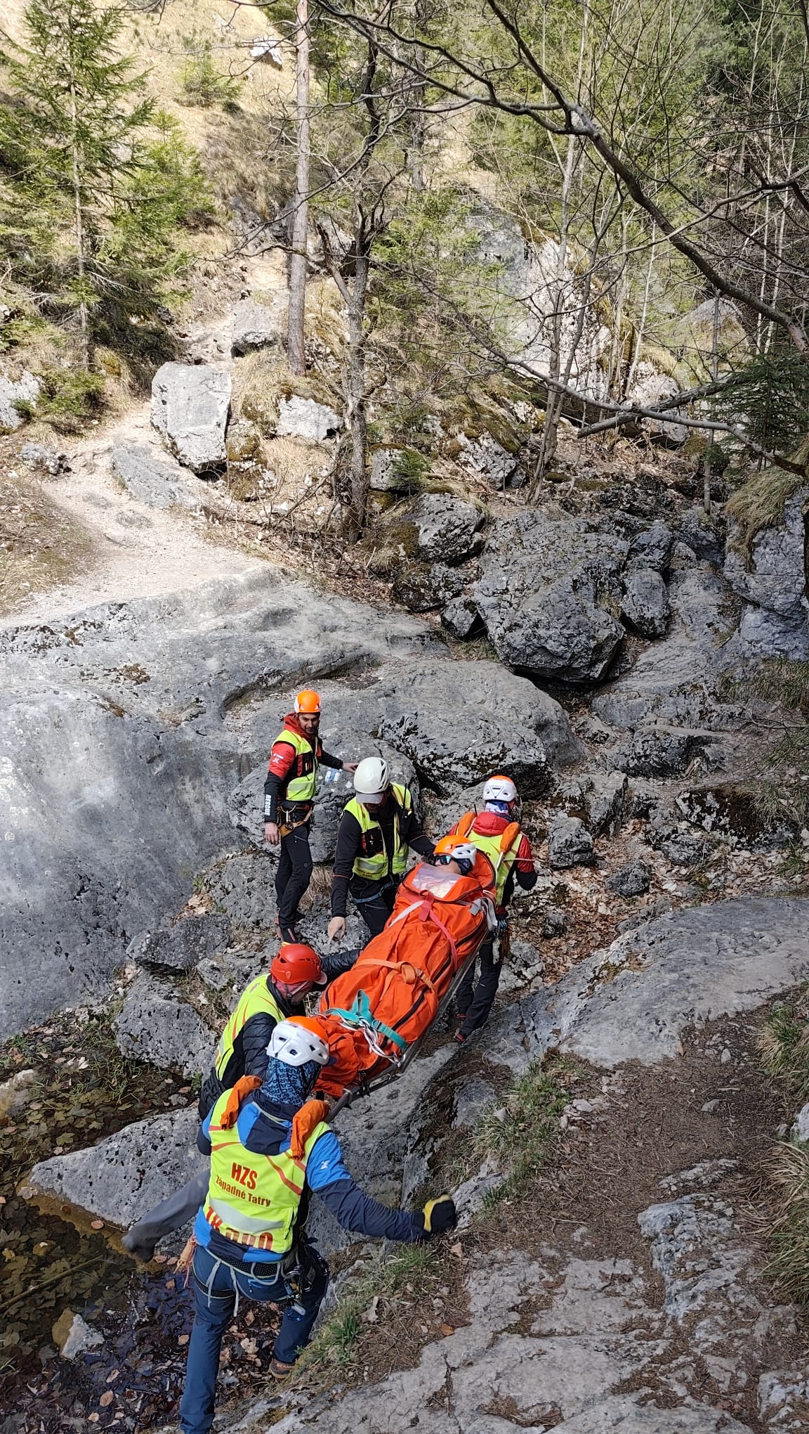 záchranári HZS s pacientom na nosidlách - transport Prosieckou dolinou