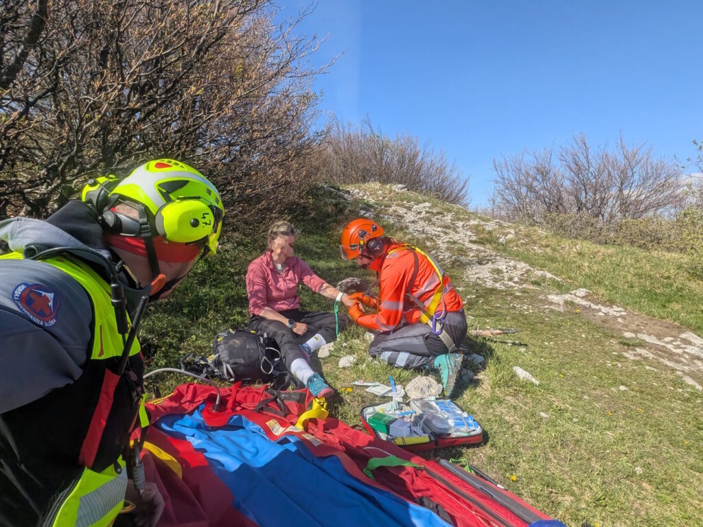 Záchranná akcia na Kľaku v Lúčanskej Malej Fatre ošetrenie lekárkou VZZS