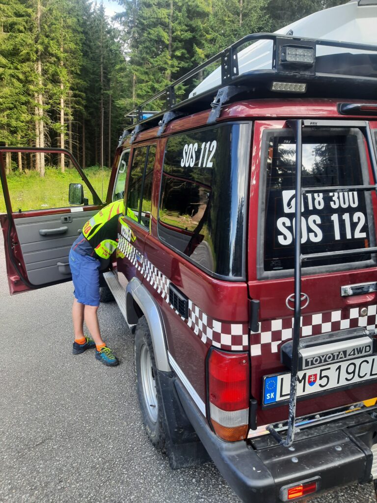 Záchranné vozidlo HZS so záchranárom HZS -  ilustračná foto