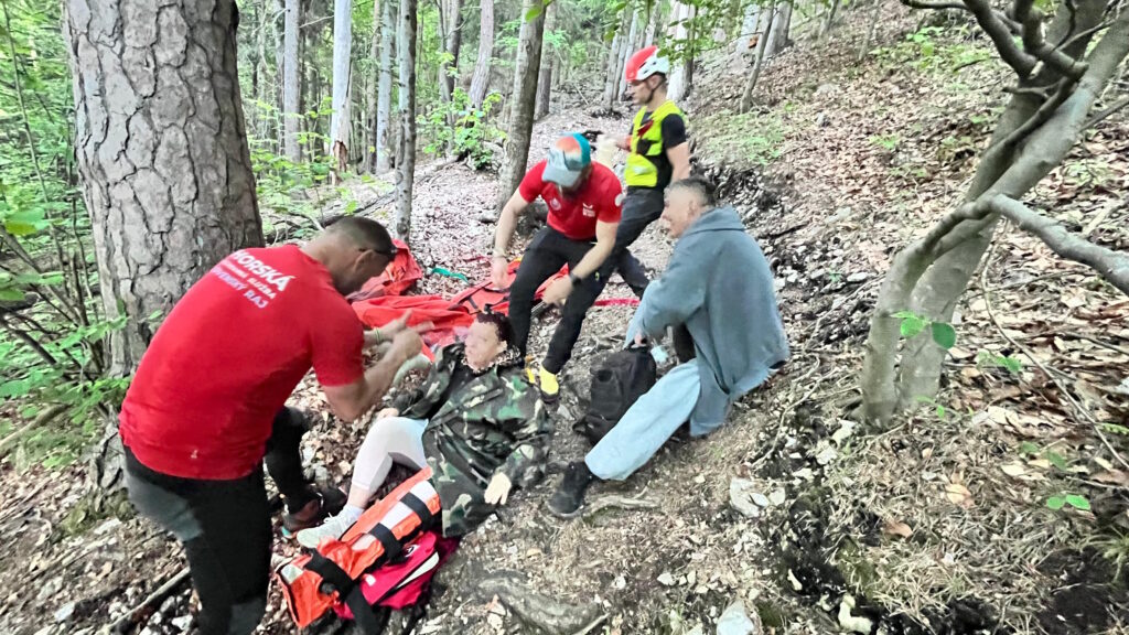 Zásah horských záchranárov v Slovenskom raji príchod k pacientovi
