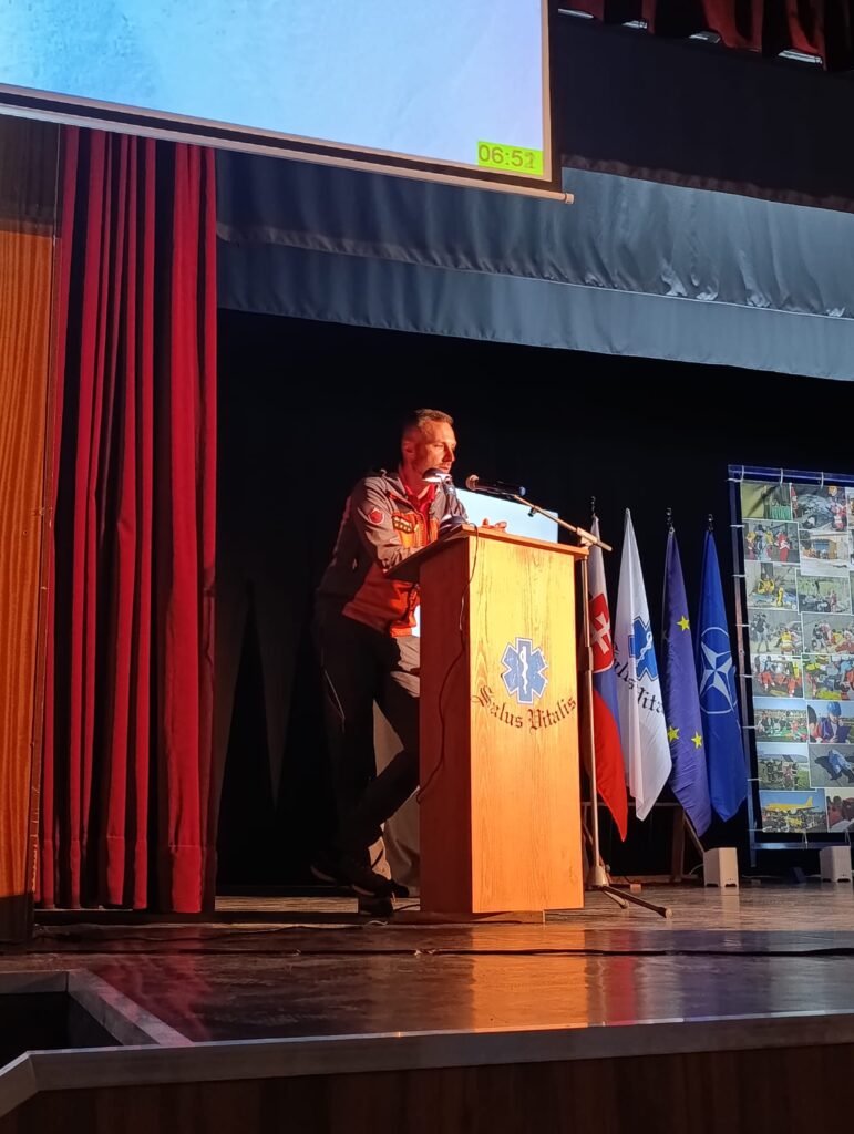 záchranár HZS prednáša počas konferencie v Lešti