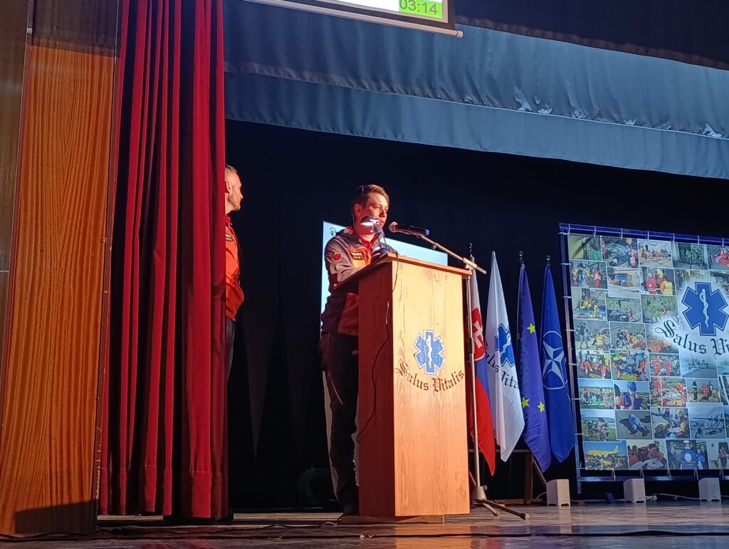 záchranár HZS prednáša počas konferencie v Lešti