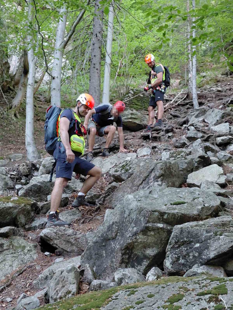 uviaznutý turista istený na krátkom lane medzi dvoma záchranármi HZS pri zostupe