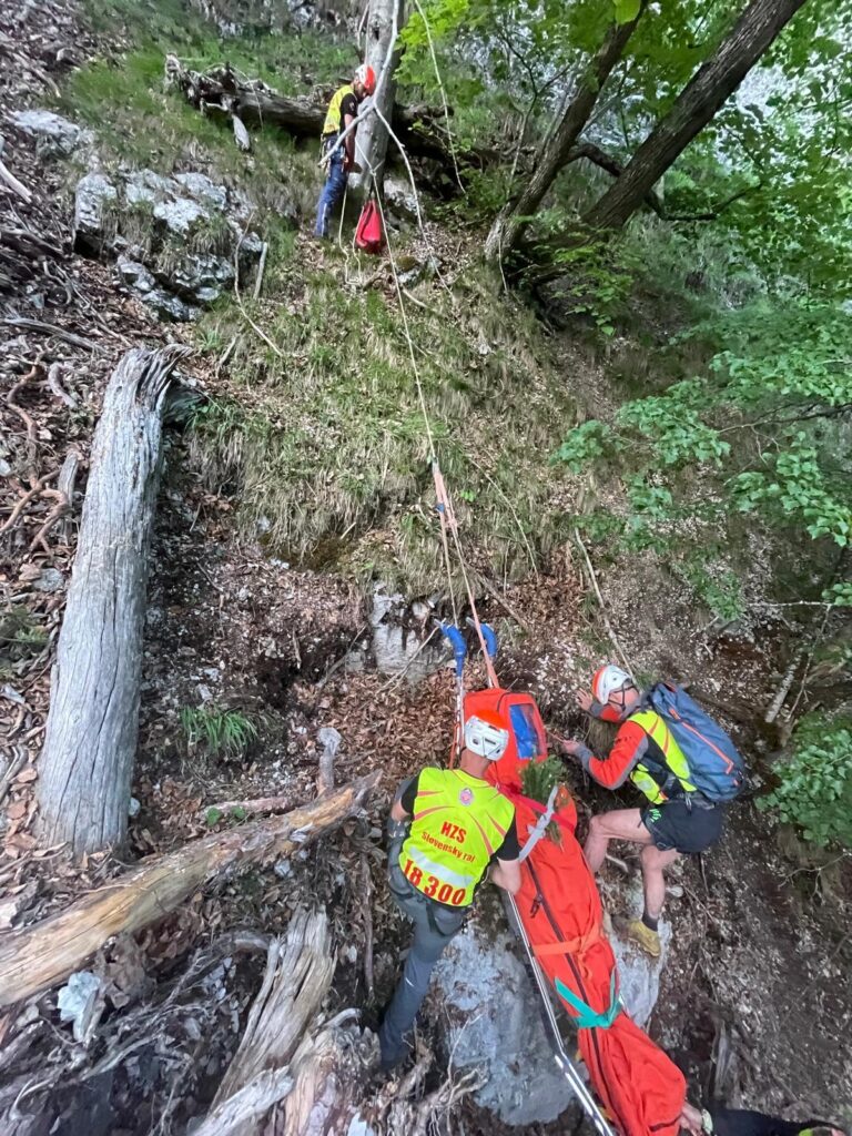 Záchranári v strmých zrázoch rokliny pri transporte telesných pozostatkov turistky