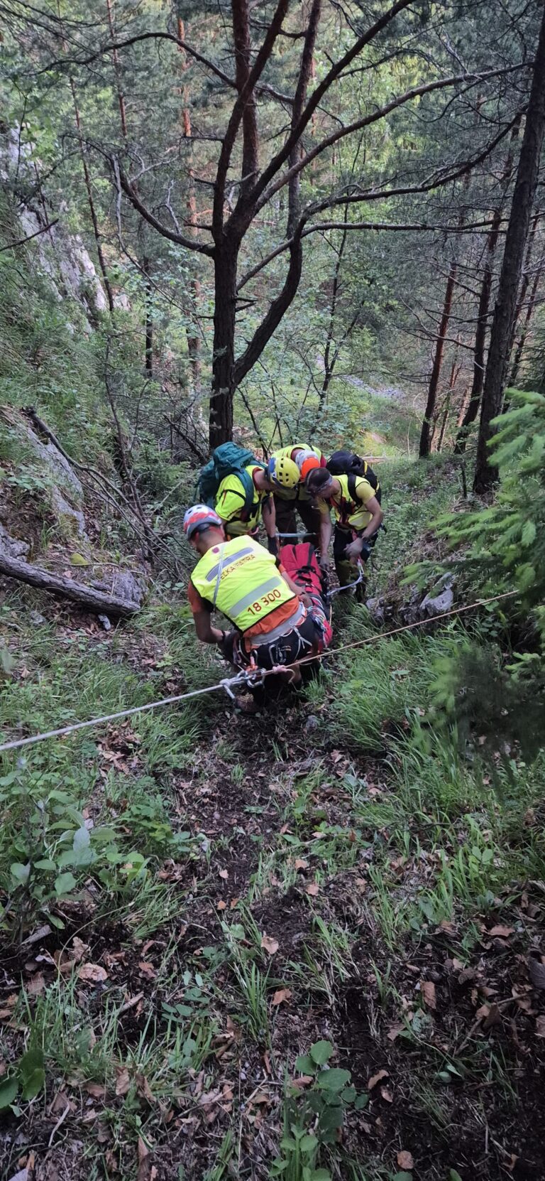 záchranári HZS pri transporte pacienta pomocou lanovej techniky