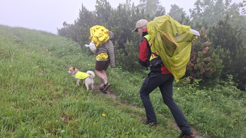 Záchranár HZS doprevádza zranenú turistku