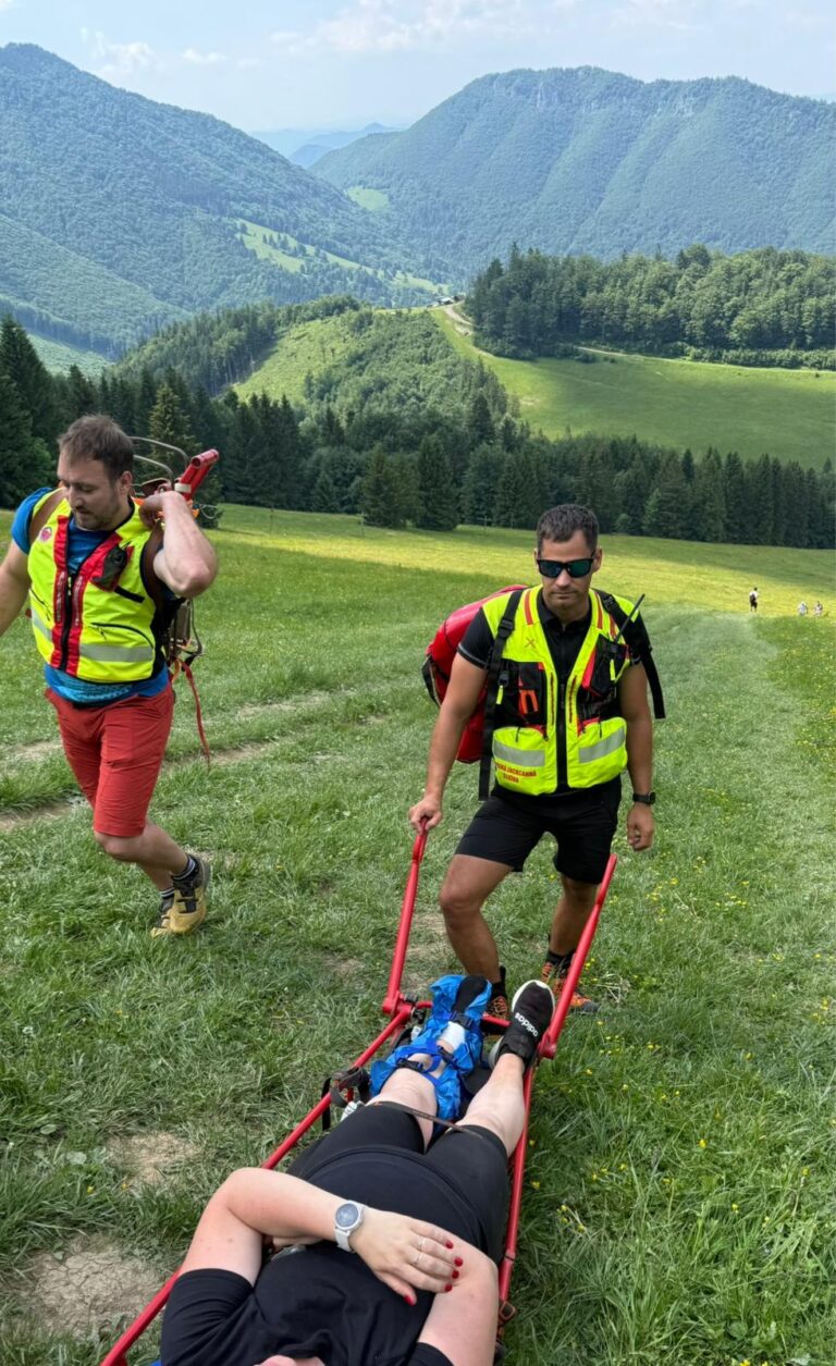 záchranári HZS pri transporte pacientky Poludňovým grúňom