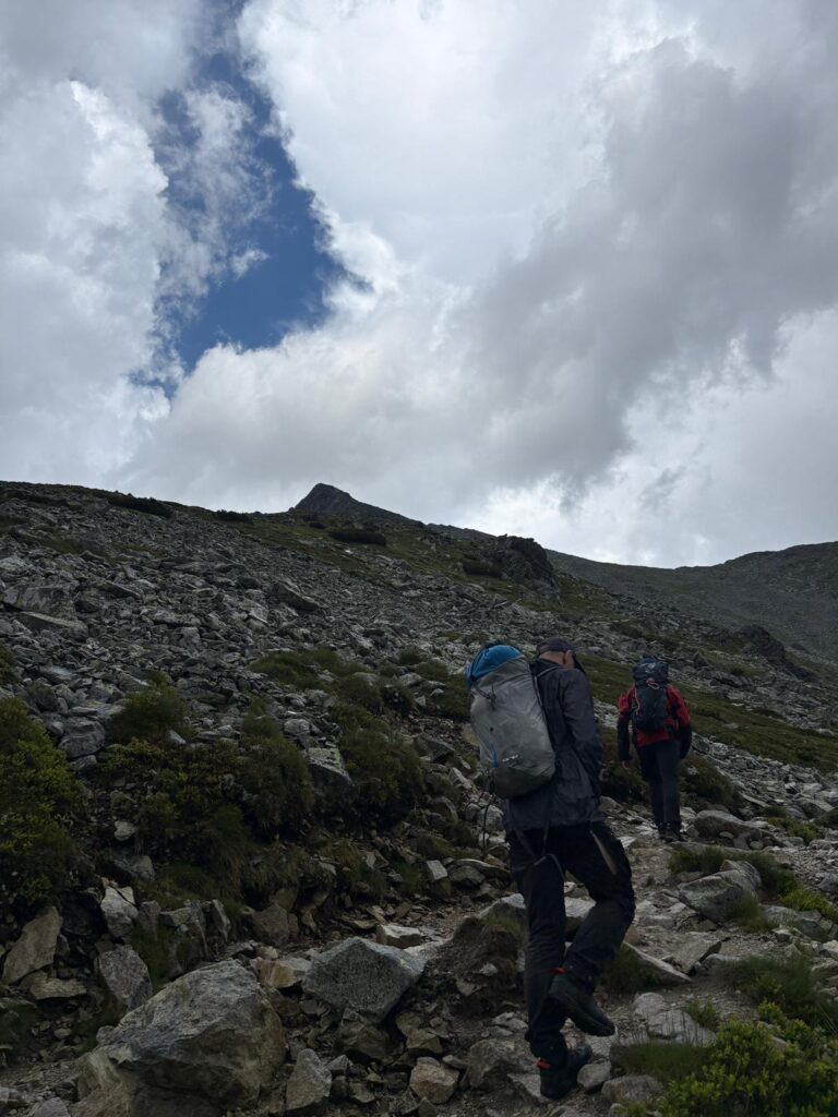 Horskí záchranári stúpajú po turistickom chodníku k vrcholu Kriváňa