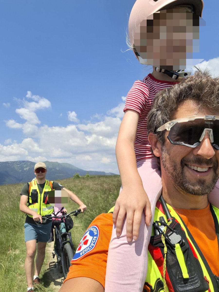 Horskí záchranári pri transporte detí po turistickom chodníku
