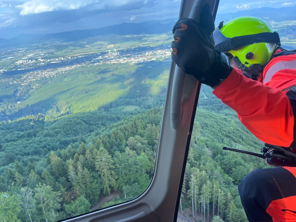 záchranár vo vrtuľníku