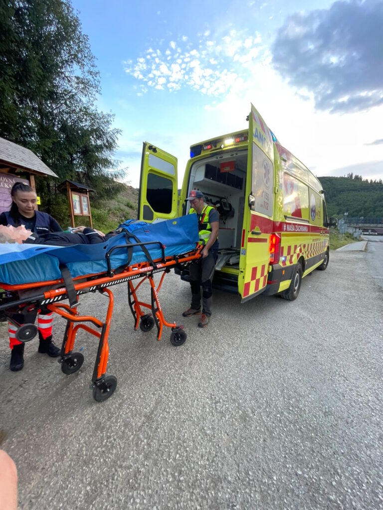 Zásah horských záchranárov na Kysuciach odovzdanie posádke RZP