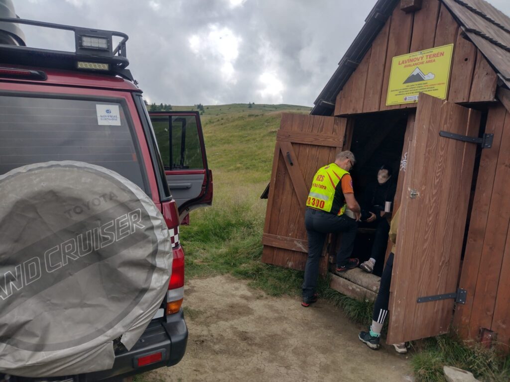 Záchranár HZS ošetrujúci dolnú končatinu