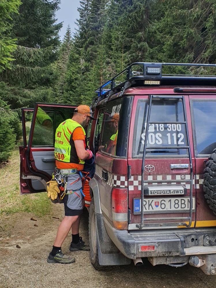 ilustračná foto - záchranár HZS pri záchrannom vozidle HZS