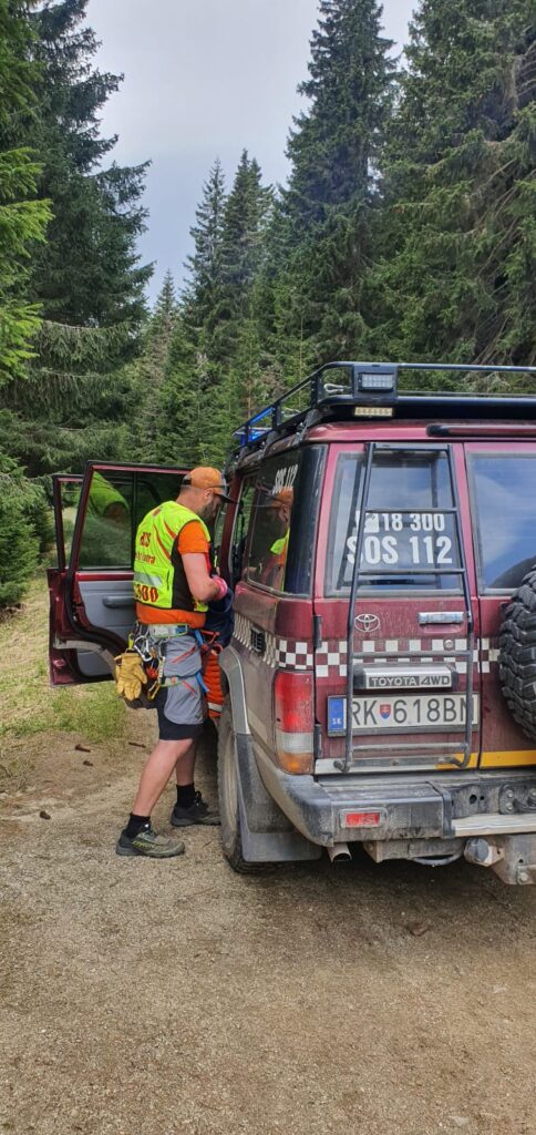 Záchranár HZS pri terénnom vozidle HZS - ilustračná foto