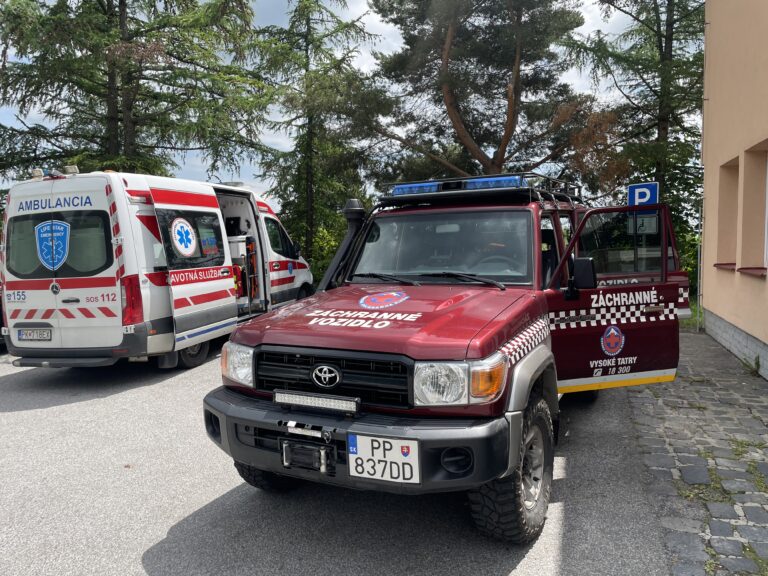 ilustračná foto - záchranné vozidlo HZS vedľa vozidla RZP v Starom Smokovci