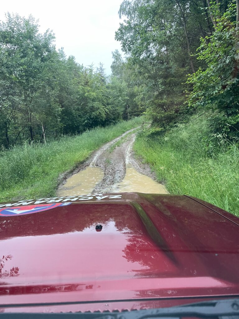 Záchranári po blatistej ceste smerujú terénnym vozidlom k uviaznutým poľským turistom