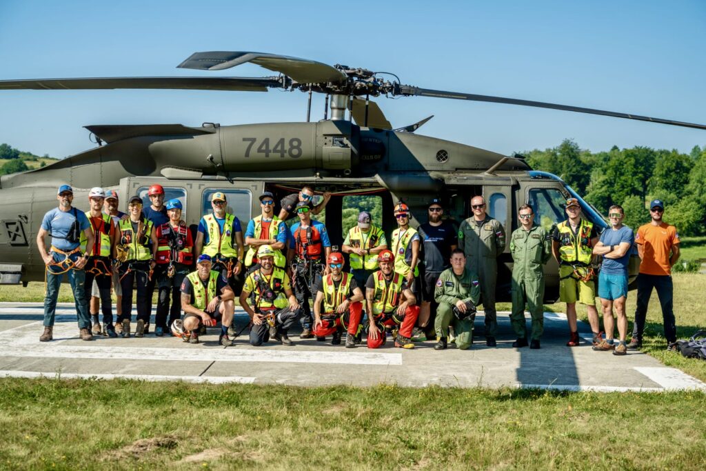 spoločná fotografia účastníkov cvičenia spolu s vrtuľníkom a posádkou vrtuľníka Blackhawk
