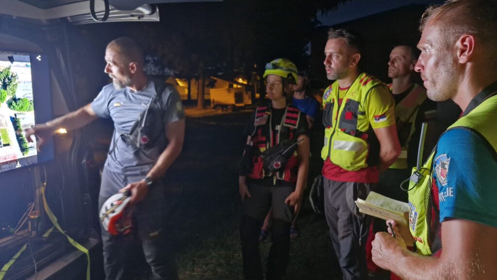 breefing pred začatím záchrannej akcie vo večerných hodinách