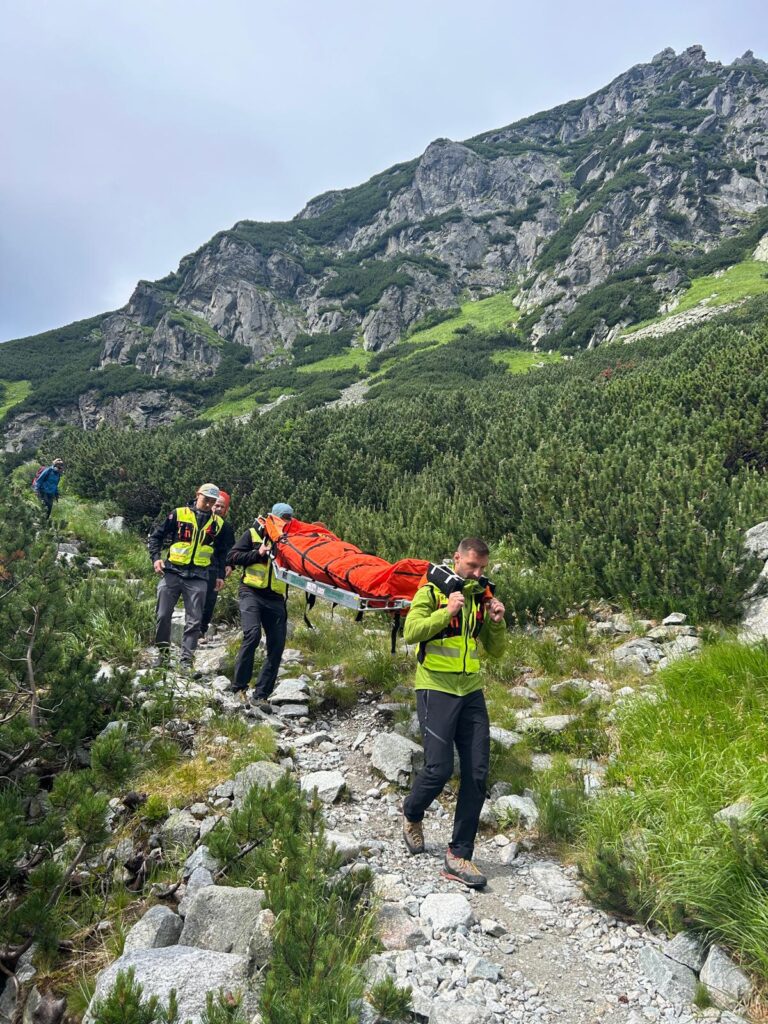 Horskí záchranári pri transporte pacienta