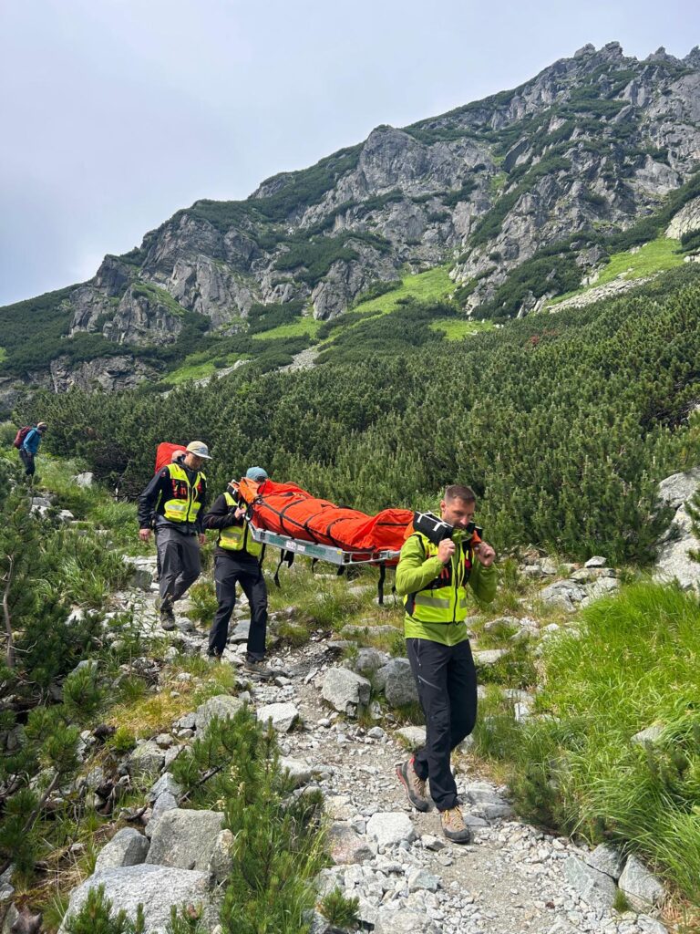 Horskí záchranári pri transporte pacienta