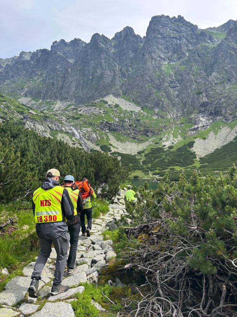 Horskí záchranári pri transporte pacienta