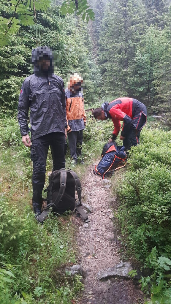 Horský záchranár po zateplení turistov