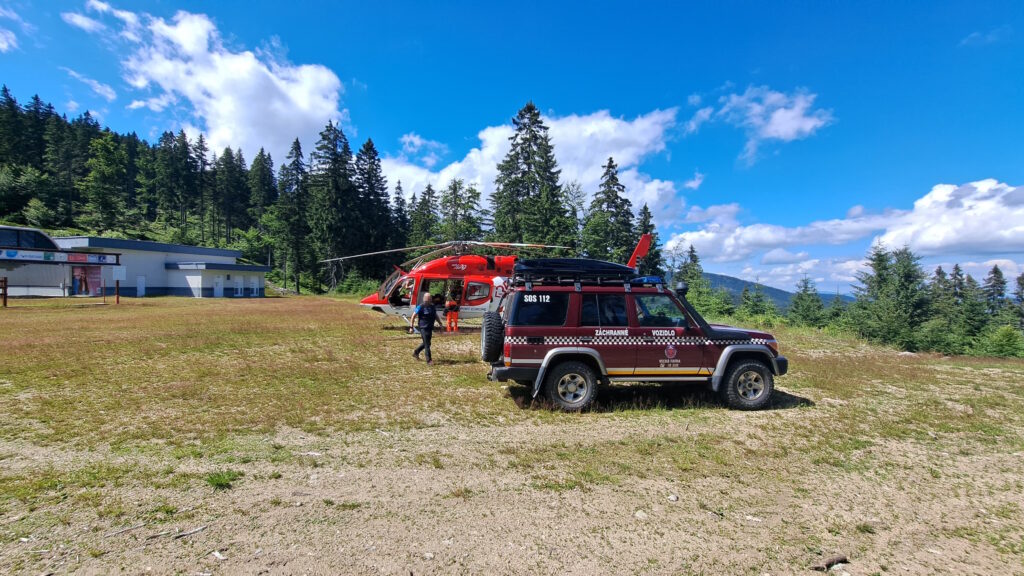 záchranné vozidlo HZS na heliporte vedľa vrtuľníka VZZS