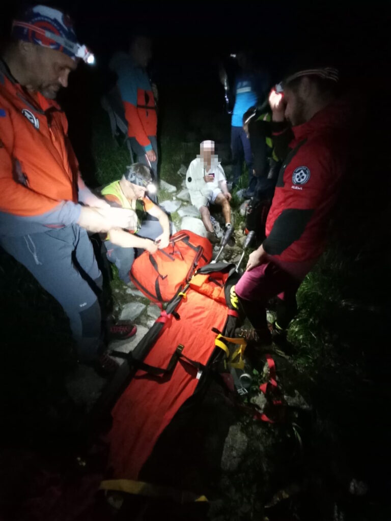 záchranári HZS pri príprave pacienta na transport 