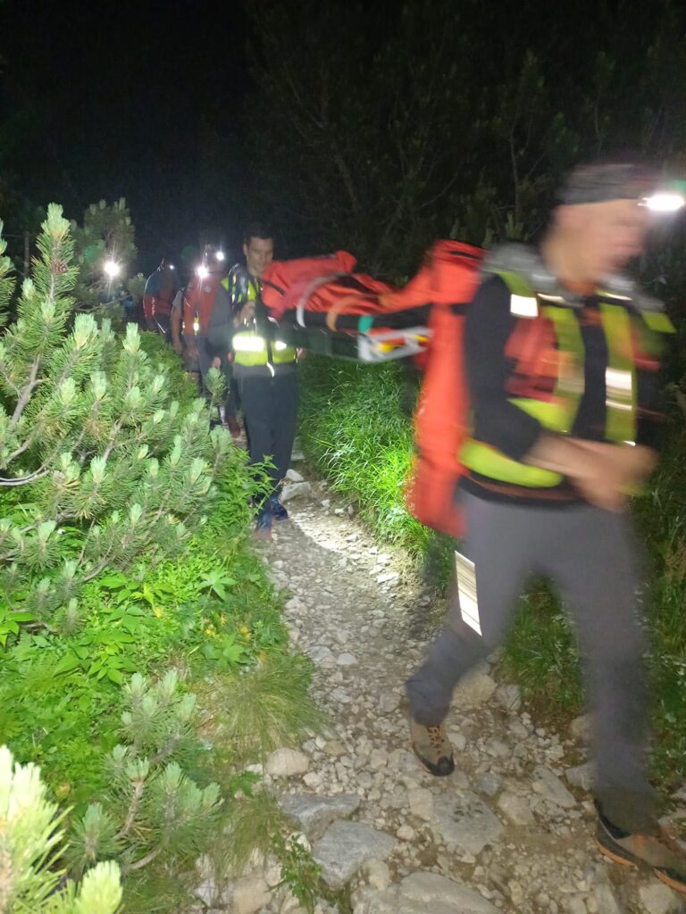 záchranári HZS pri transporte pacienta nočnou Veľkou Studenou dolinou