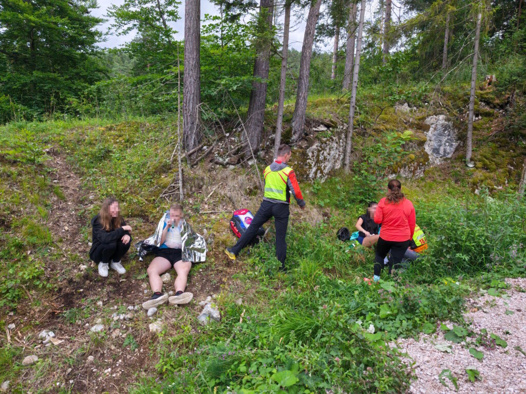 záchranári HZS pri ošetrovaní cyklistov po zrážke 