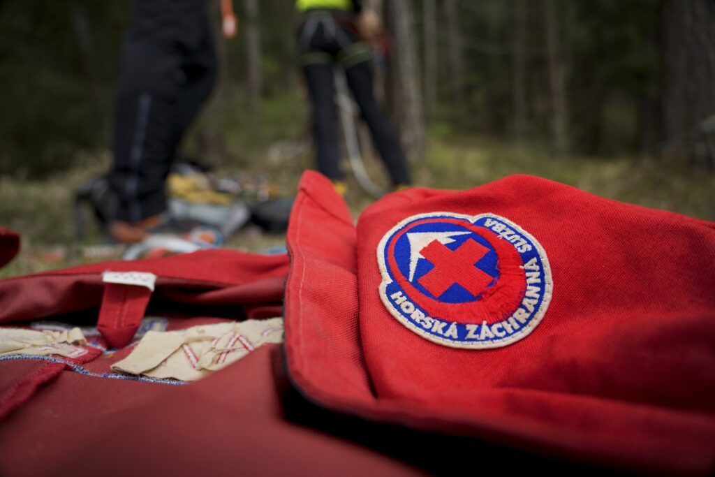 ilustračná foto - logo HZS našité na transportnom prostriedku