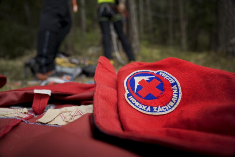 ilustračná foto - logo HZS našité na transportnom prostriedku