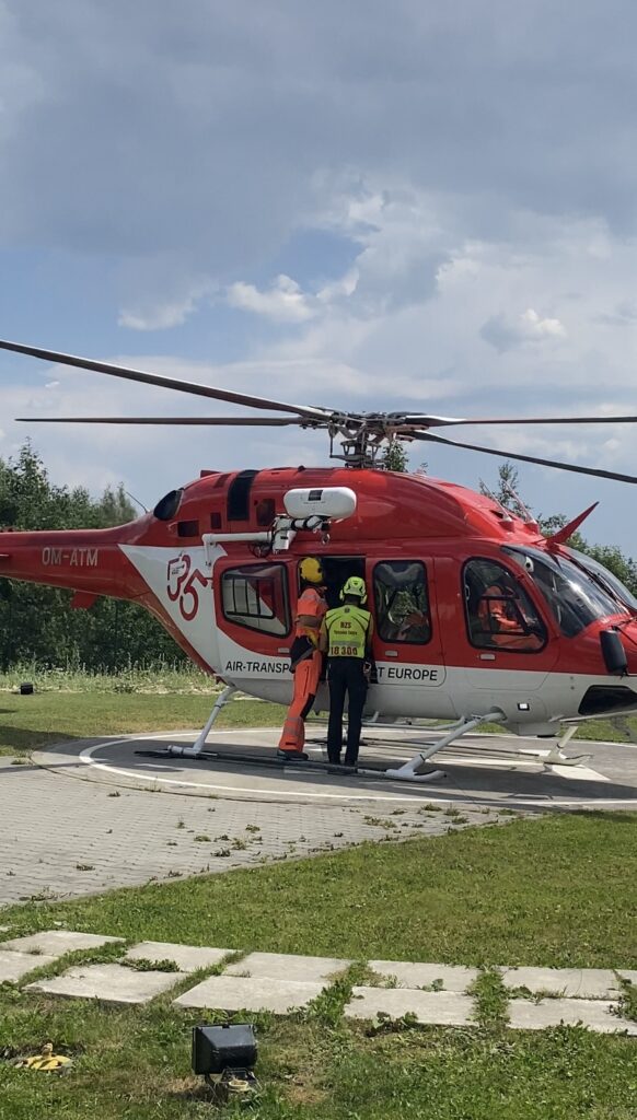 záchranár HZS pri vrtuľníku VZZS na heliporte v Starom Smokovci